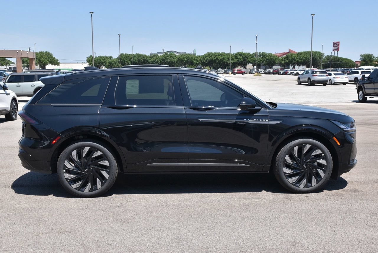 New 2026 Lincoln Nautilus Reserve w/ Jet Appearance Package AWD/4WD image 11