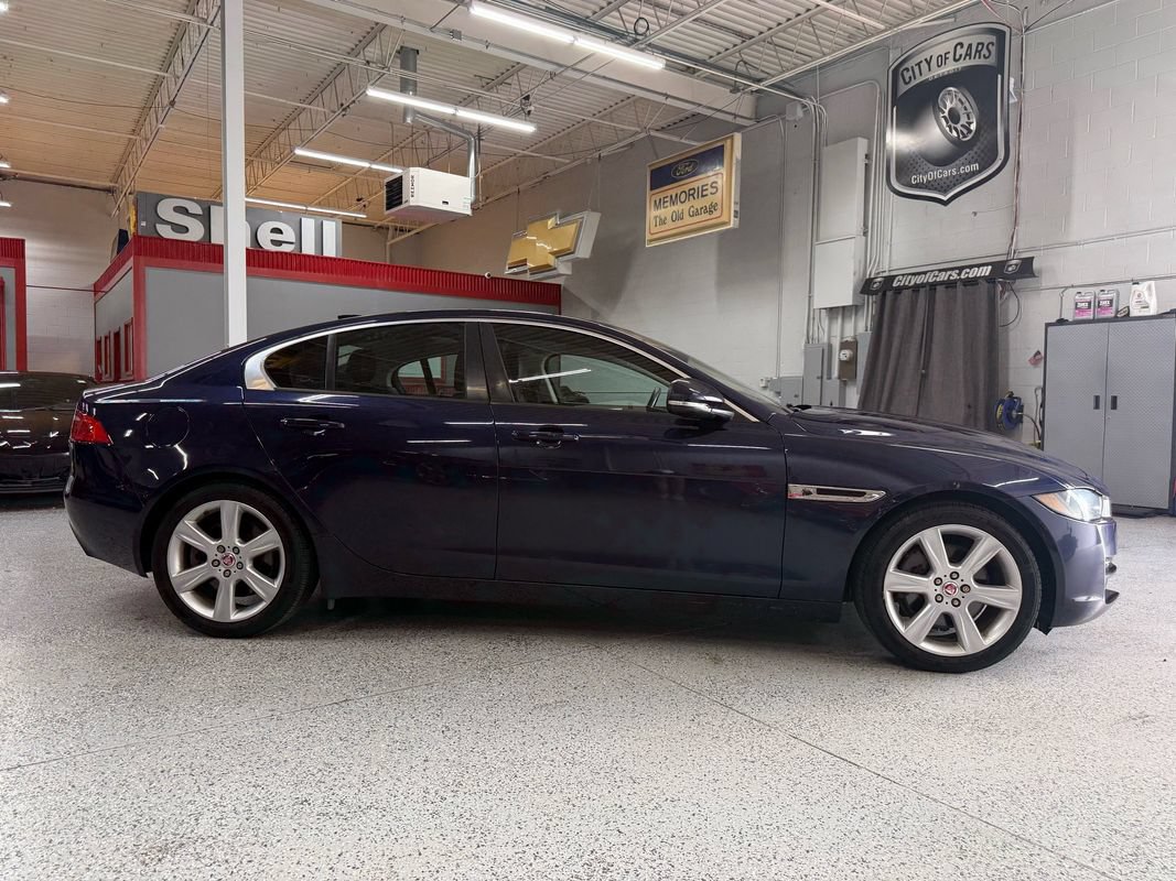Used 2017 Jaguar XE Premium RWD image 6