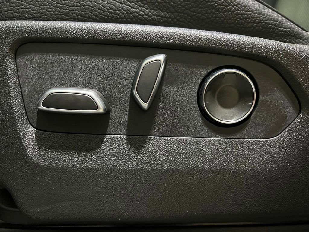 Used 2024 GMC Yukon XL Denali image 17