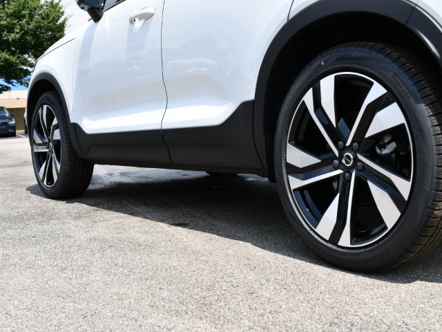 New 2025 Volvo XC40 B5 Plus w/ Protection Package Premier image 9