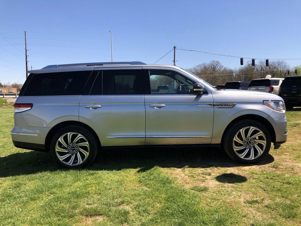Used 2023 Lincoln Navigator Reserve AWD/4WD image 6