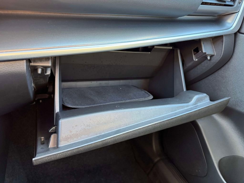 Certified 2025 Nissan Rogue SV image 32