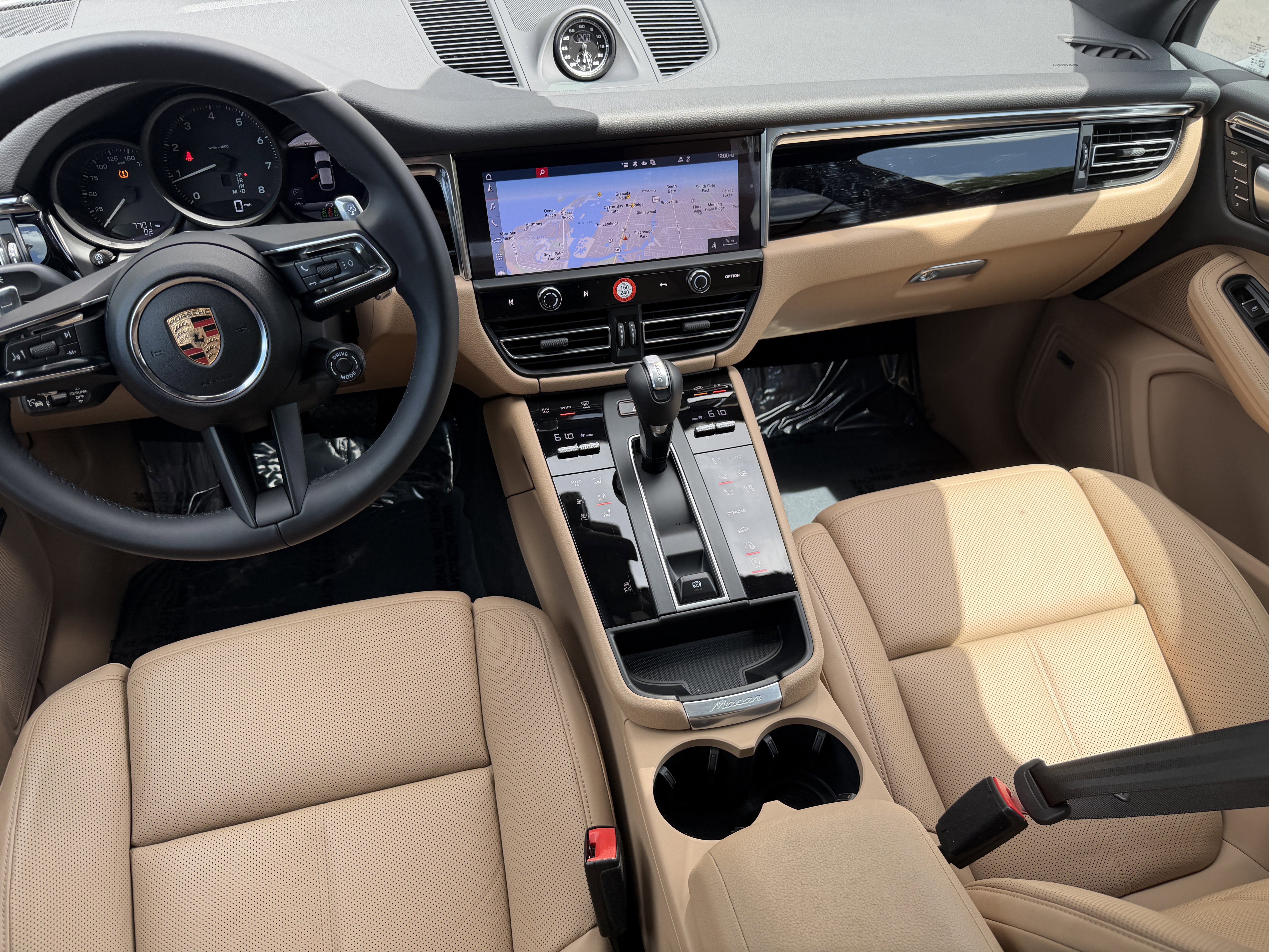 Certified 2025 Porsche Macan image 16