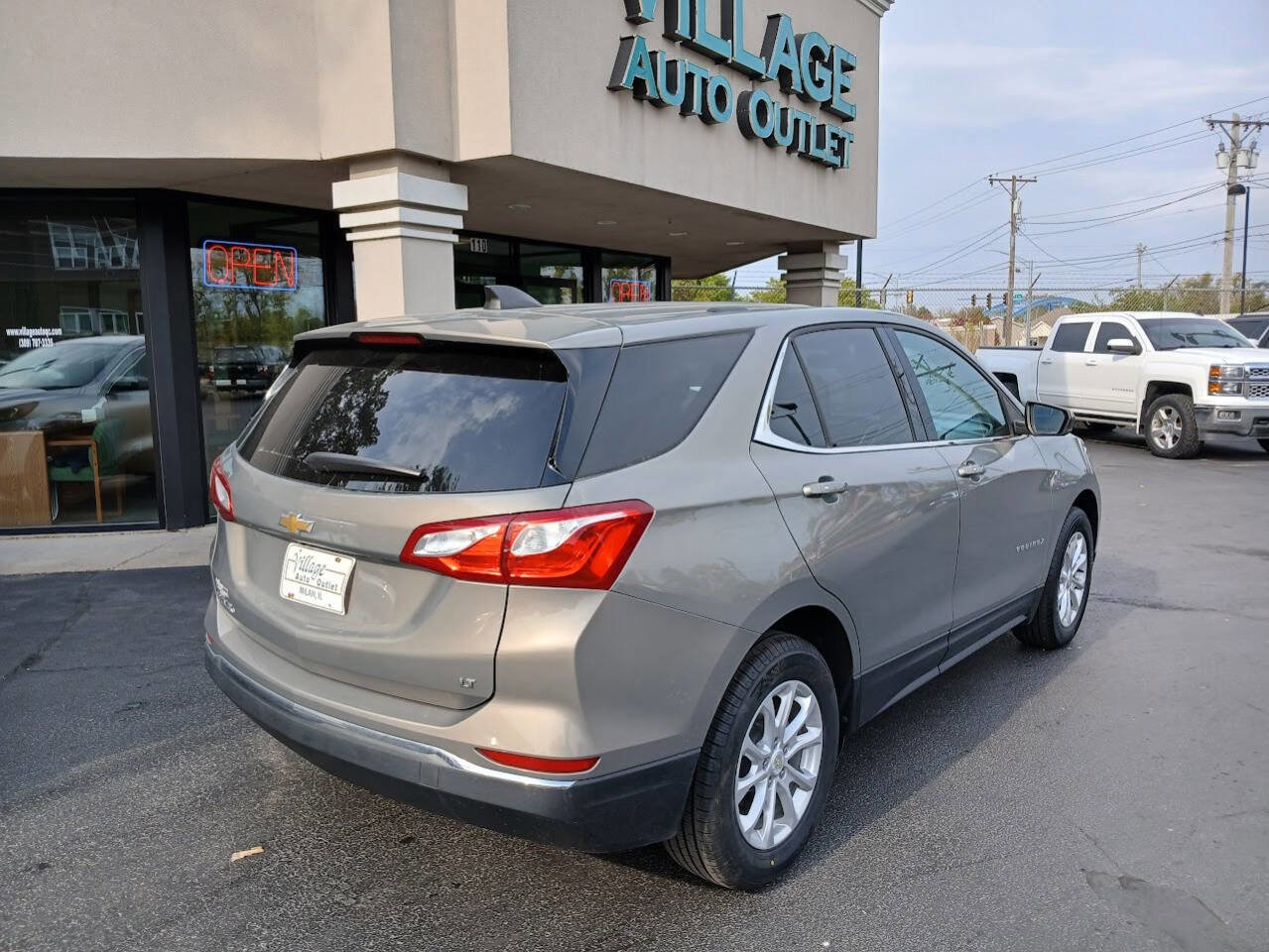 Used 2018 Chevrolet Equinox LT image 3