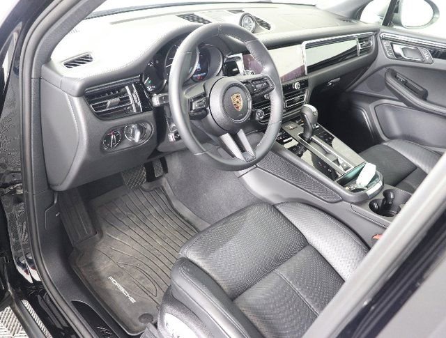 Used 2025 Porsche Macan image 3