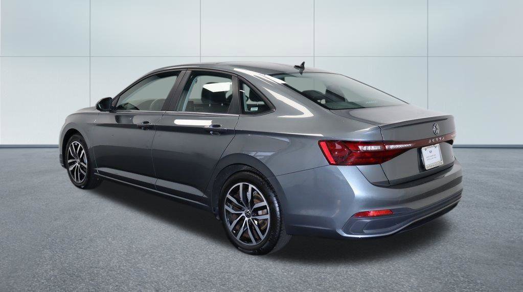 Used 2025 Volkswagen Jetta SE FWD image 3