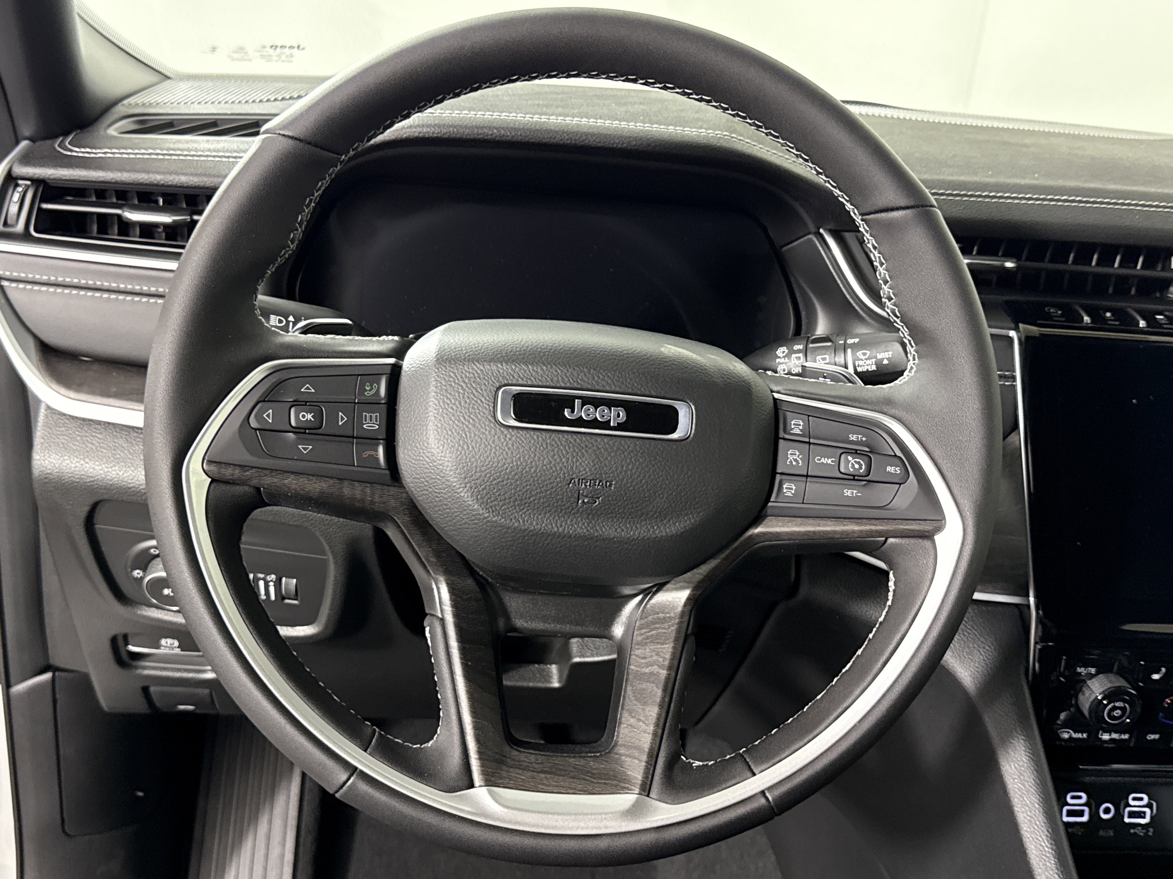 New 2025 Jeep Grand Cherokee Limited w/ Trailer Tow Package image 13