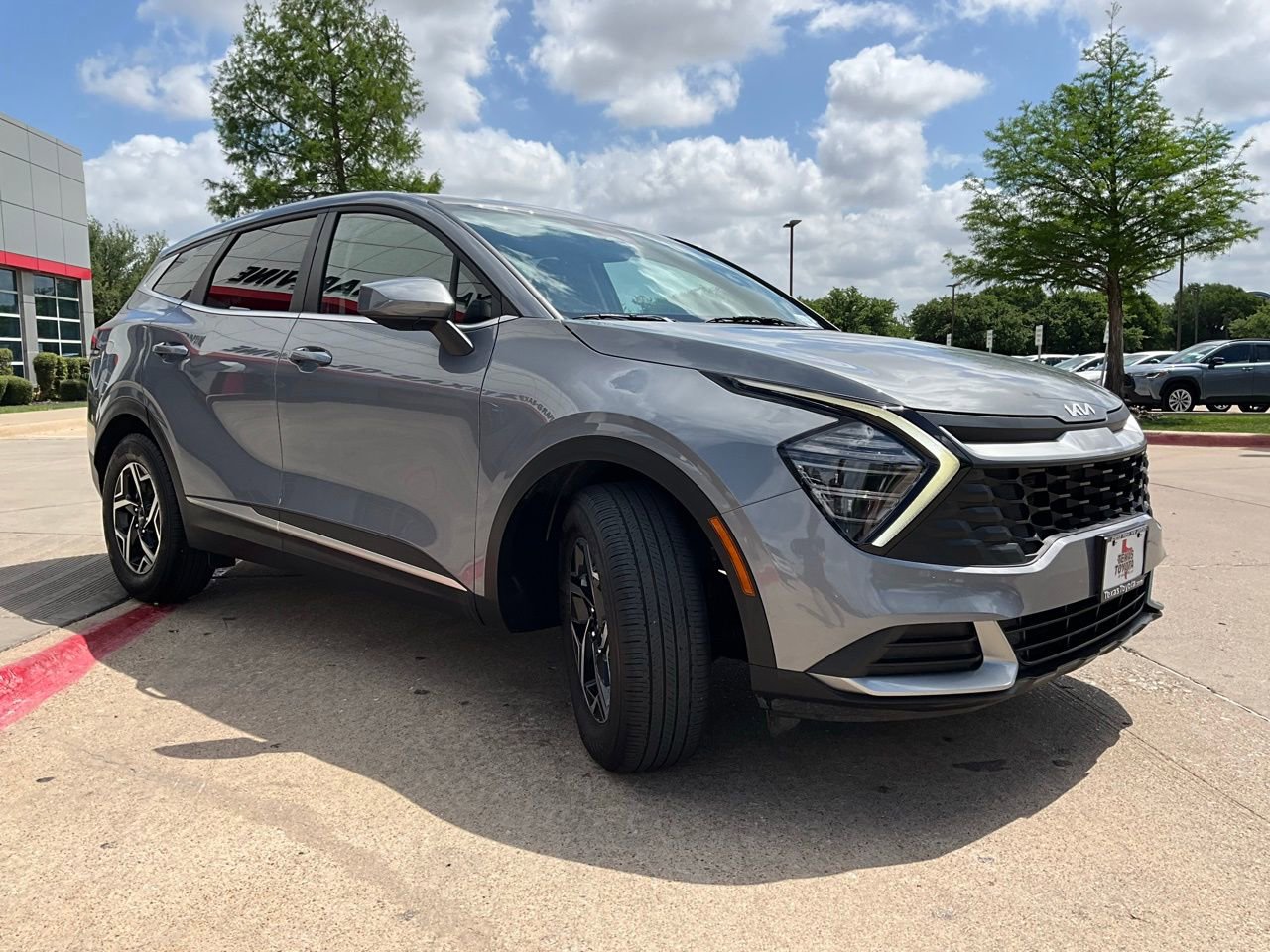 Used 2025 Kia Sportage LX image 4