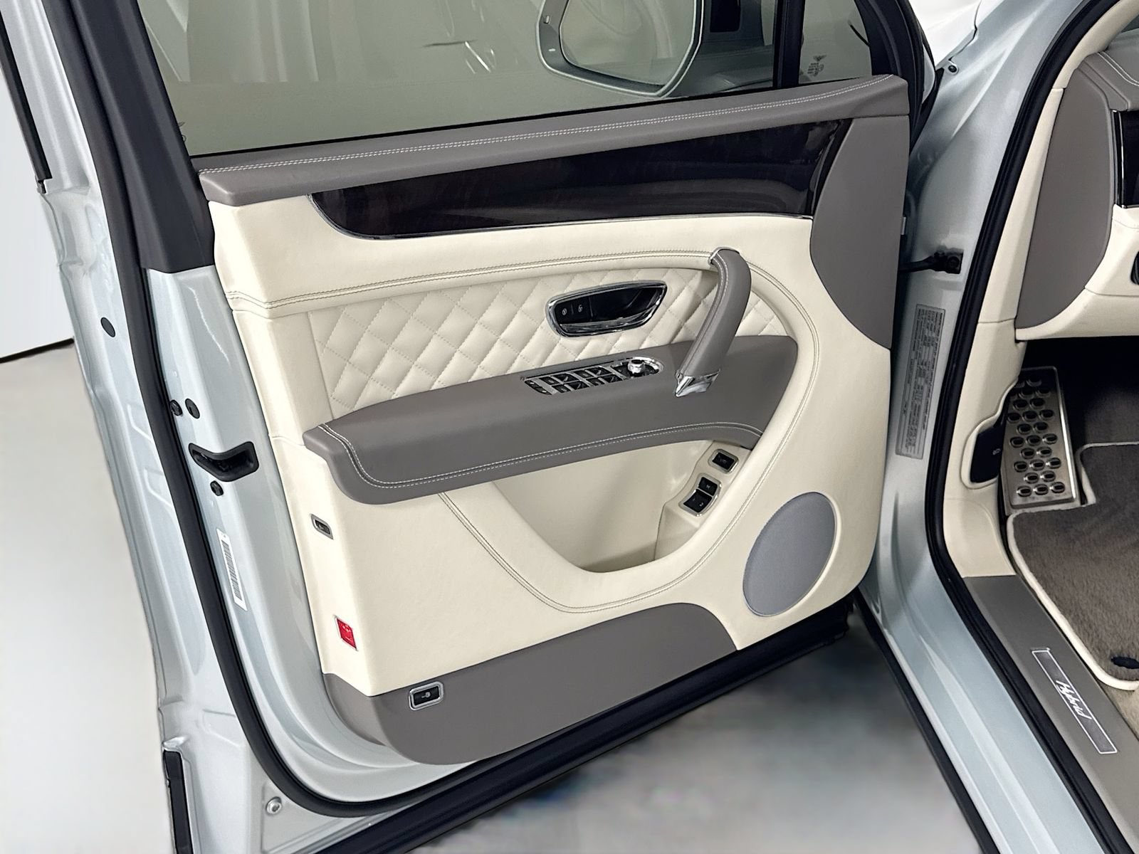 Certified 2020 Bentley Bentayga Plug-In Hybrid AWD/4WD image 16