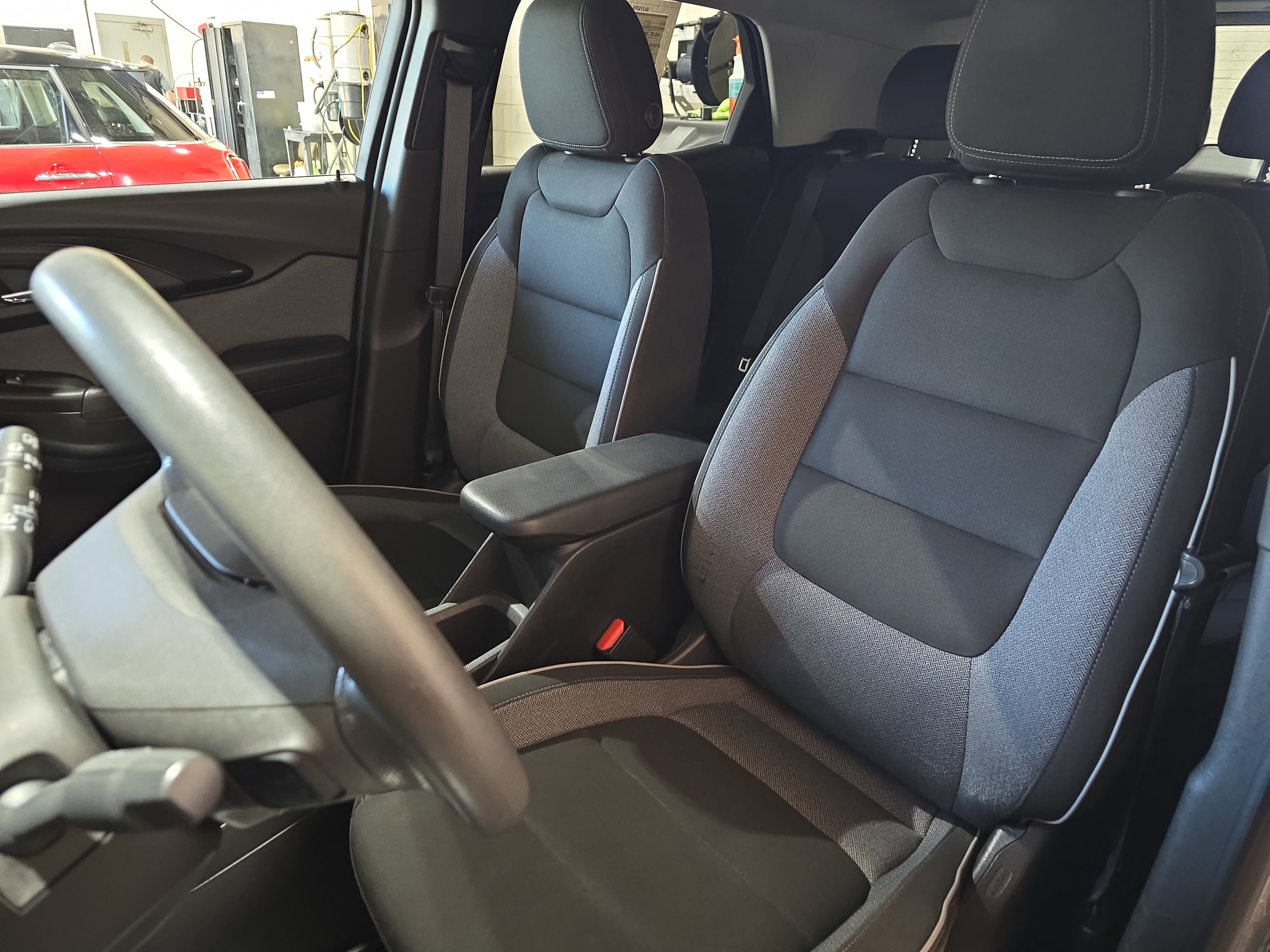 Used 2023 Chevrolet TrailBlazer LT FWD image 14