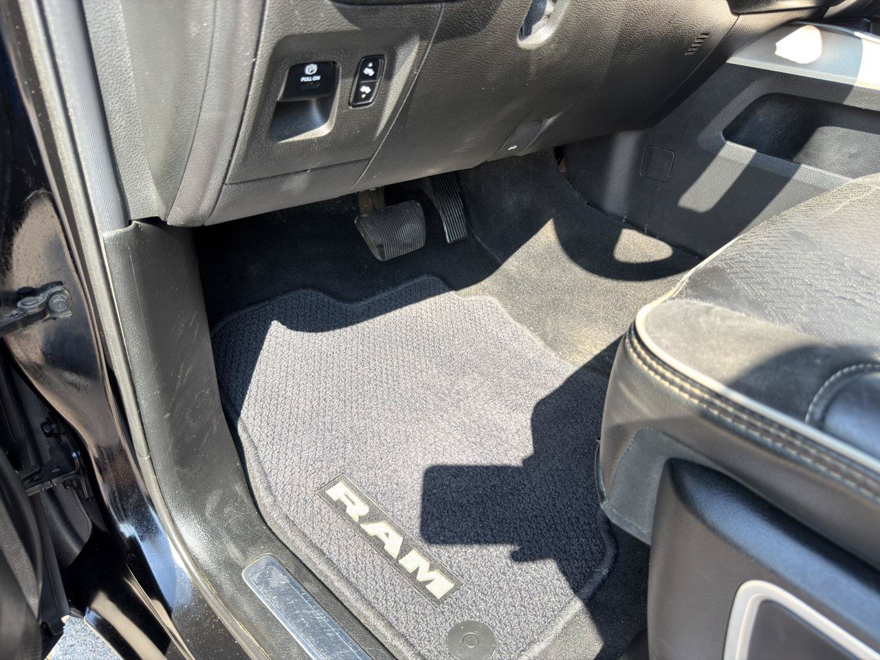 Used 2019 RAM 1500 Laramie AWD/4WD image 44
