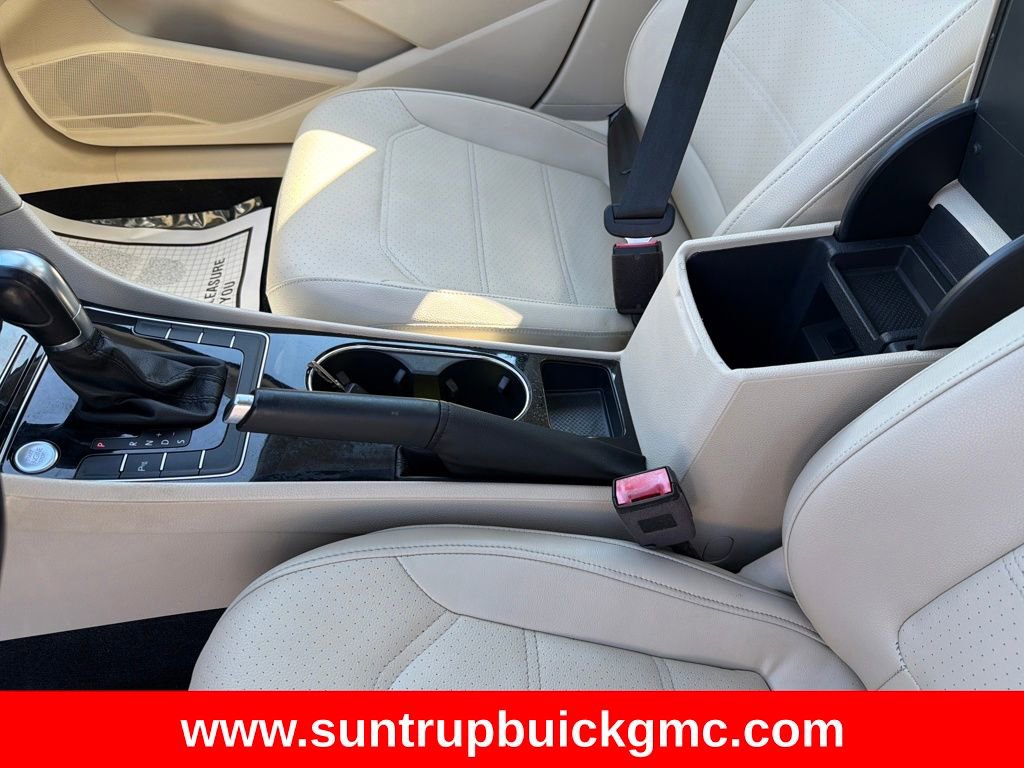 Used 2019 Volkswagen Passat 2.0T SE R-Line image 25