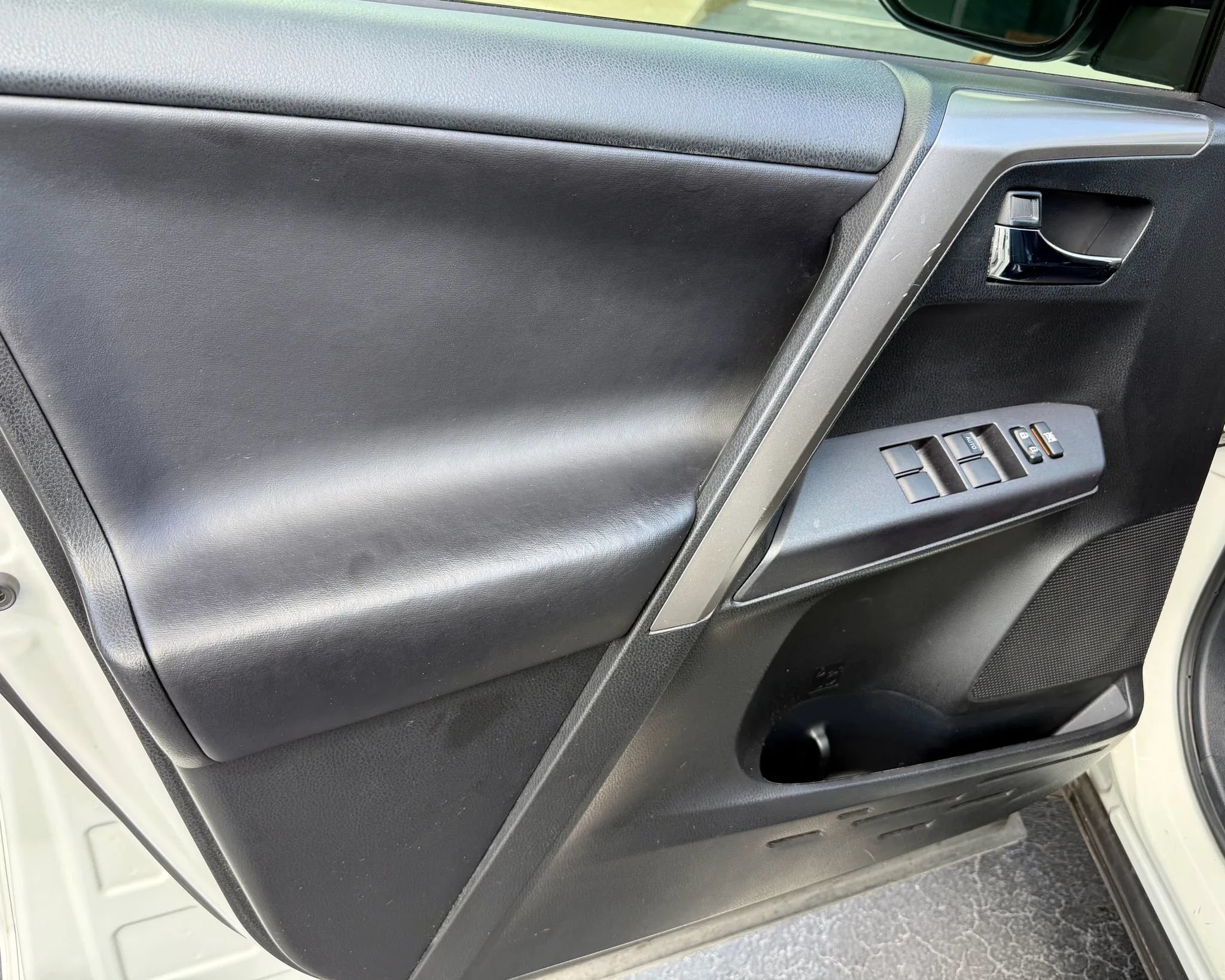 Used 2018 Toyota RAV4 XLE FWD image 9