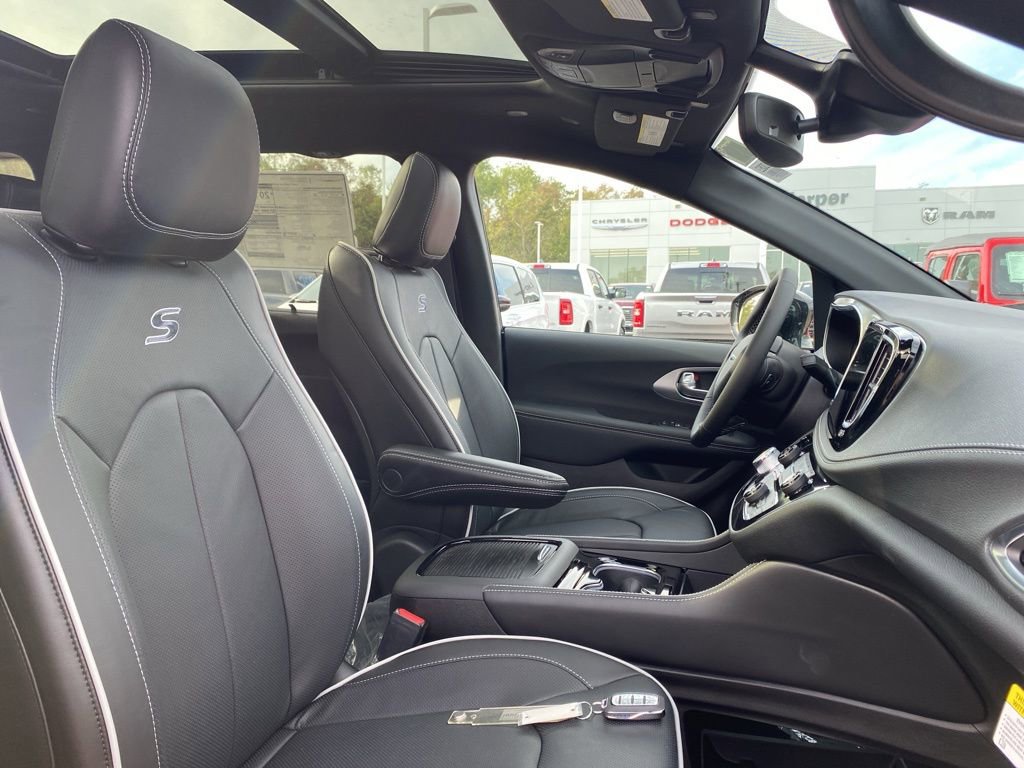 New 2026 Chrysler Pacifica Limited w/ S Appearance Package image 11