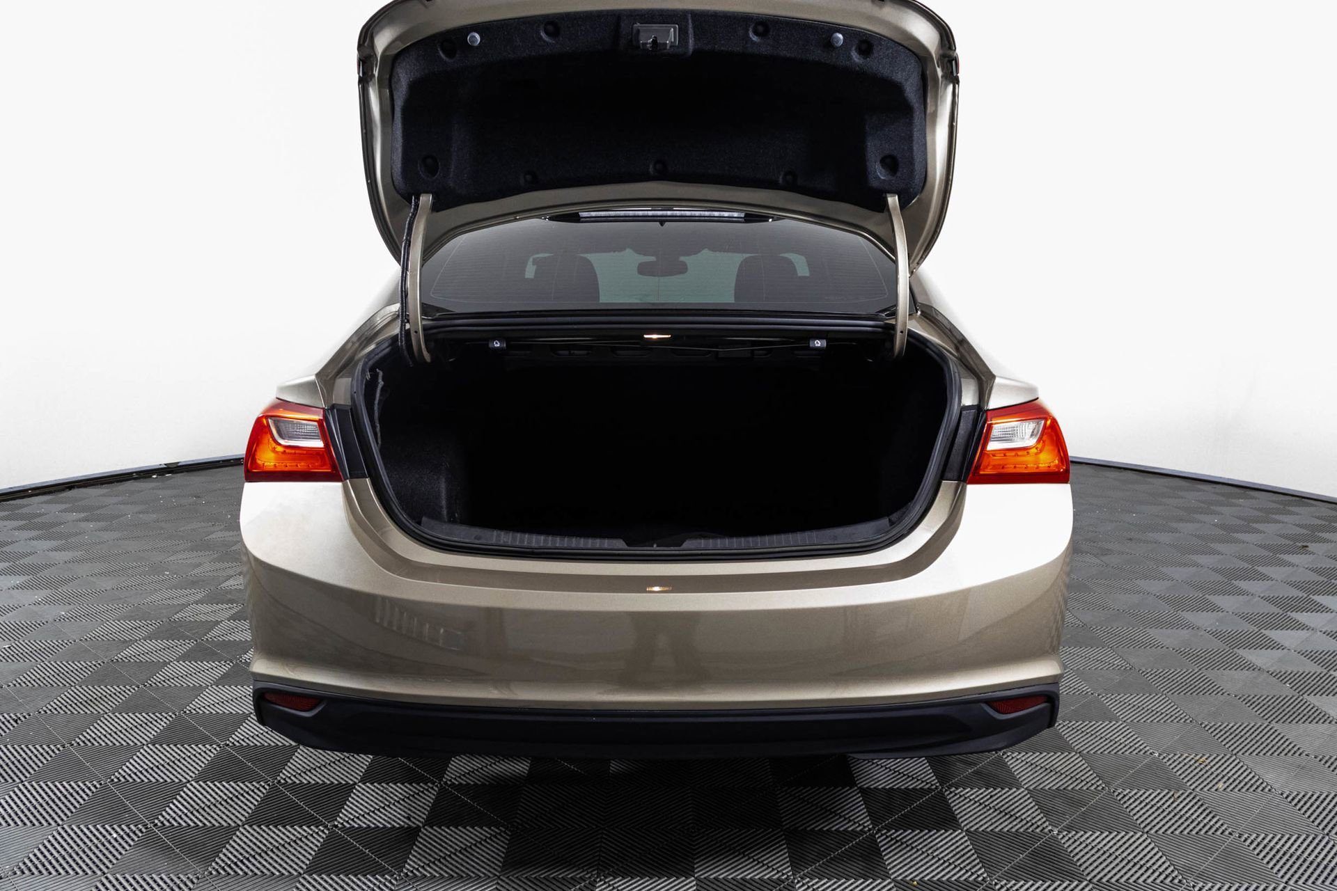 Used 2022 Chevrolet Malibu LS image 35