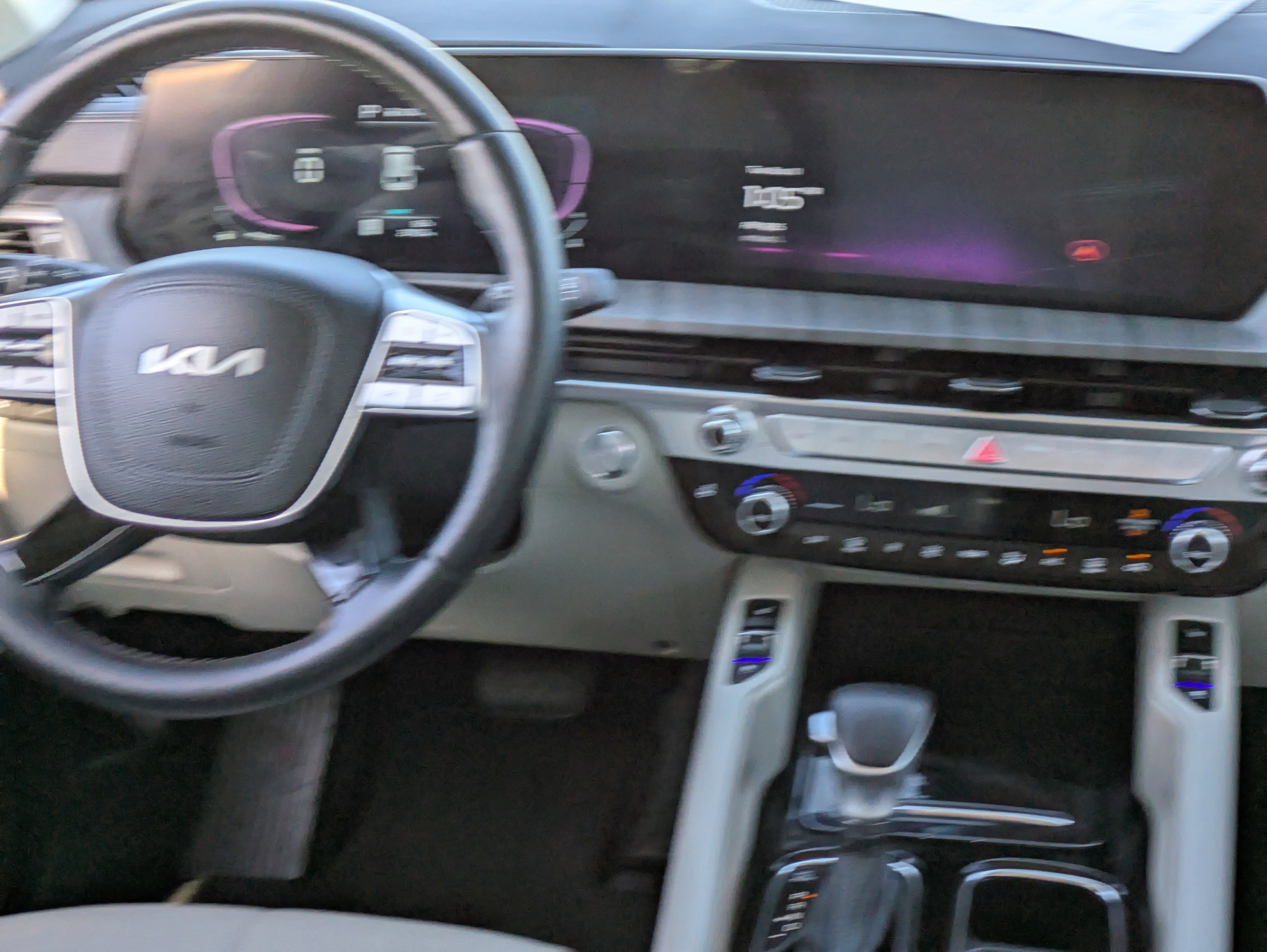 Used 2024 Kia Telluride EX w/ EX Captain's Chair Package image 17