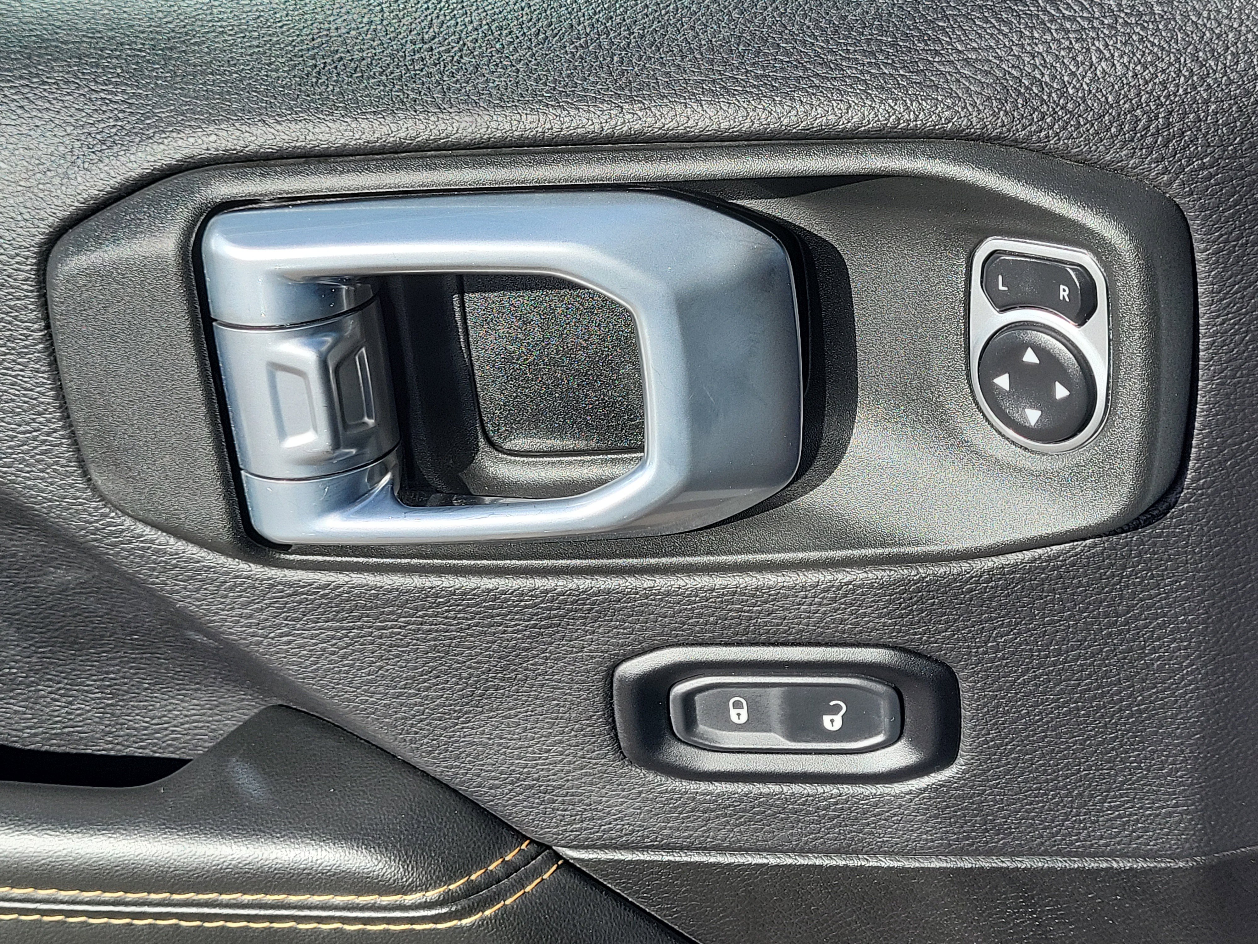 Used 2025 Jeep Wrangler Sahara image 18