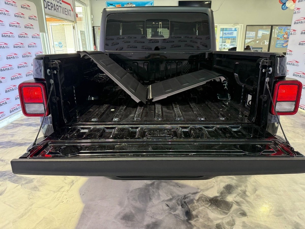 Used 2023 Jeep Gladiator Willys image 17