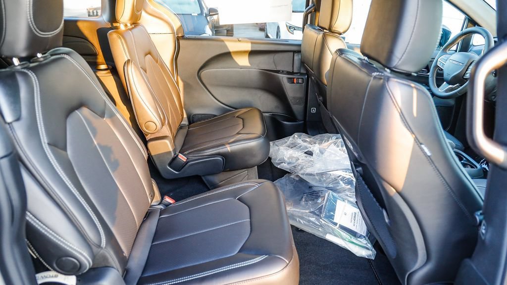 New 2027 Chrysler Pacifica Select FWD image 19