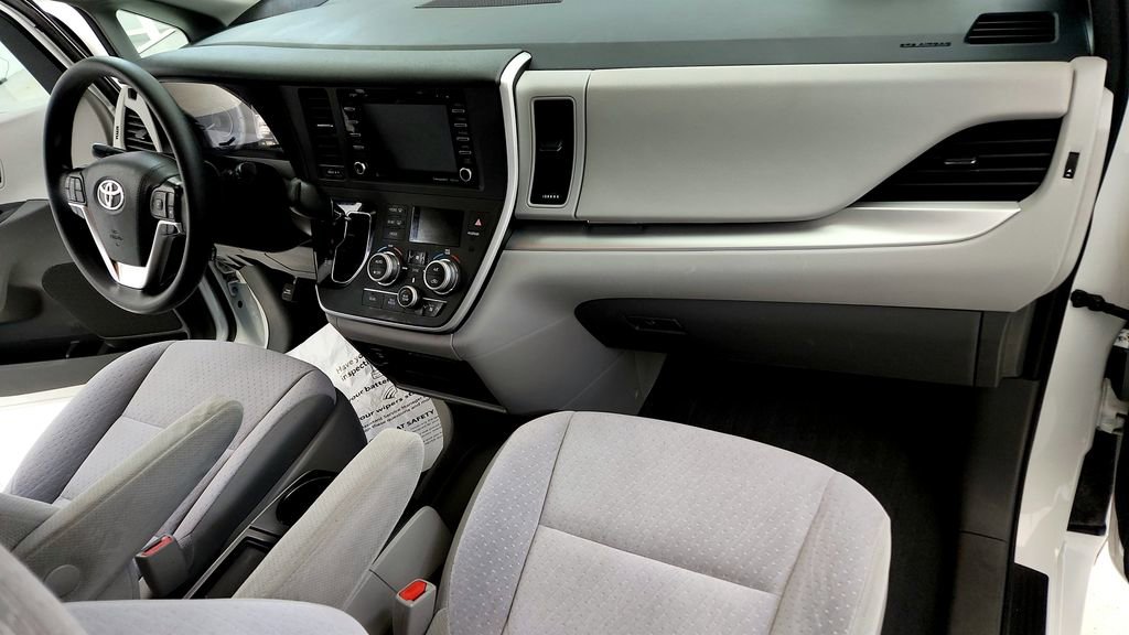 Used 2020 Toyota Sienna LE w/ LE Preferred Package FWD image 16