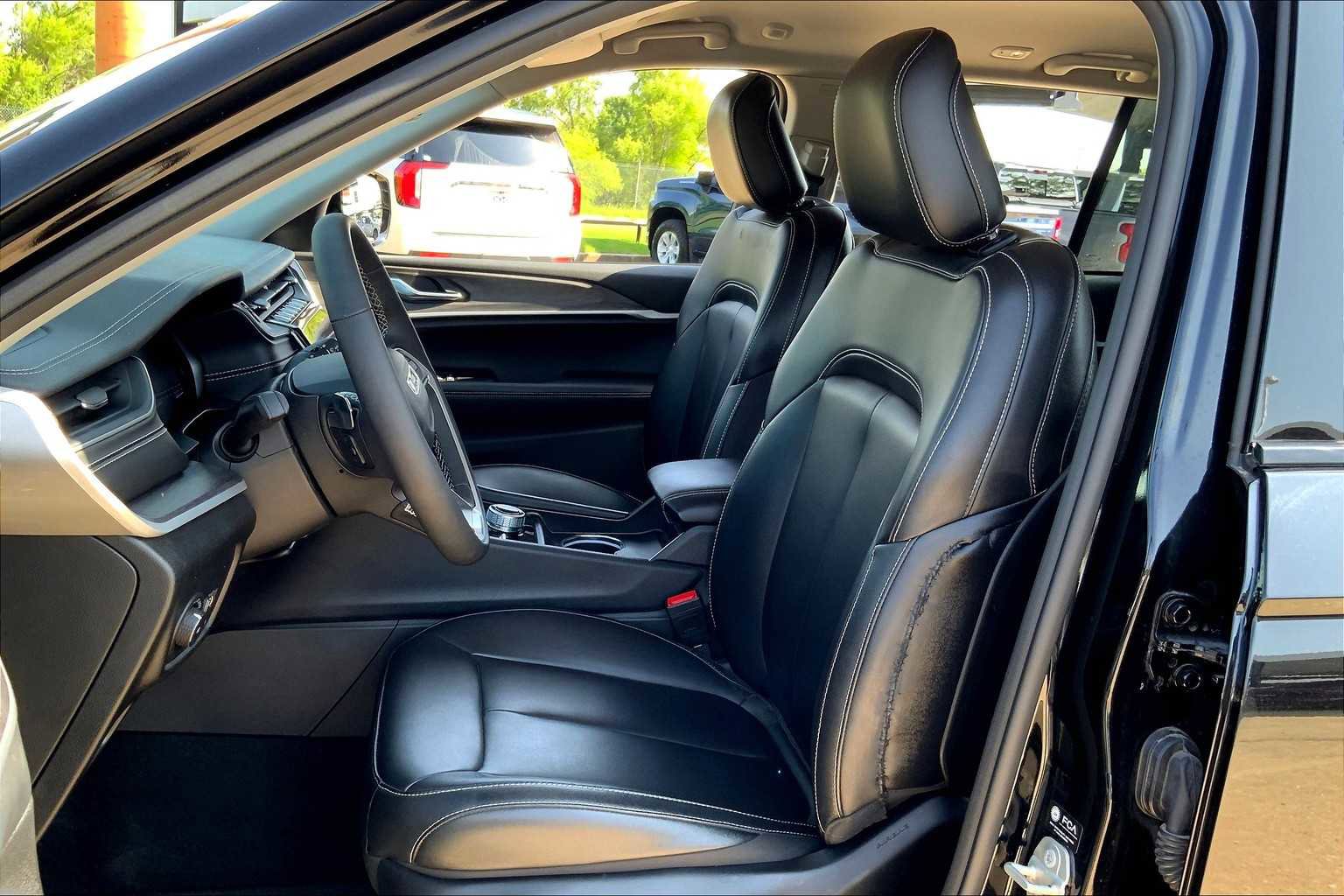 Used 2024 Jeep Grand Cherokee Limited image 7