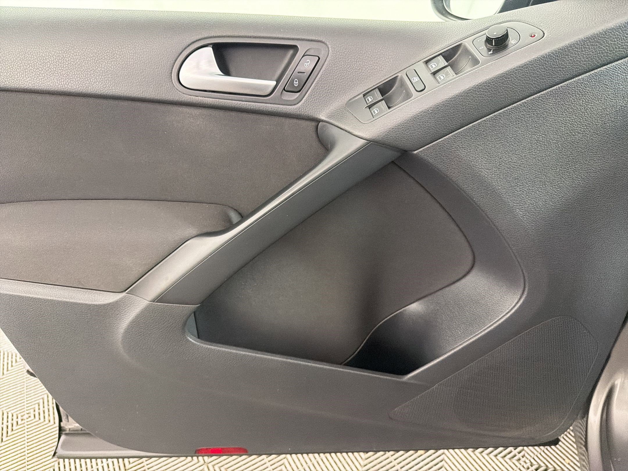 Used 2010 Volkswagen Tiguan S AWD/4WD image 13