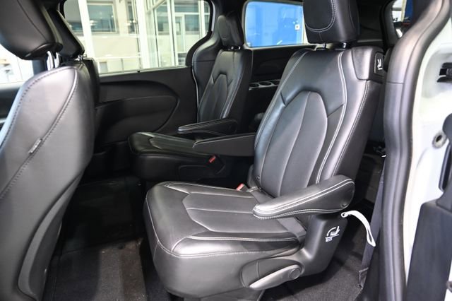 Used 2025 Chrysler Pacifica Select image 10