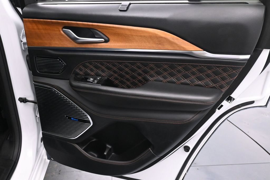 Used 2022 Jeep Grand Cherokee Summit AWD/4WD image 17