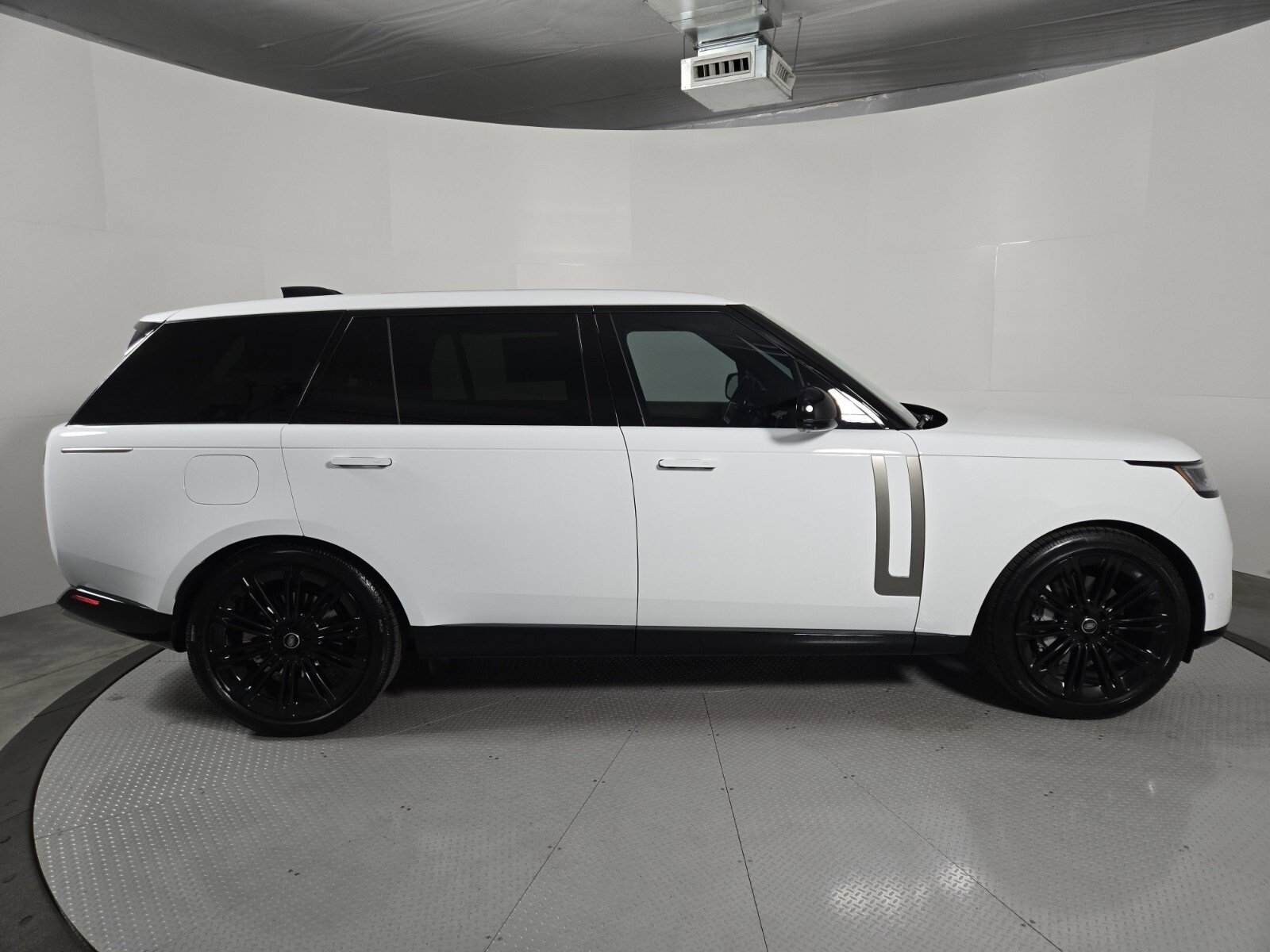 Used 2025 Land Rover Range Rover Long Wheelbase SE image 4