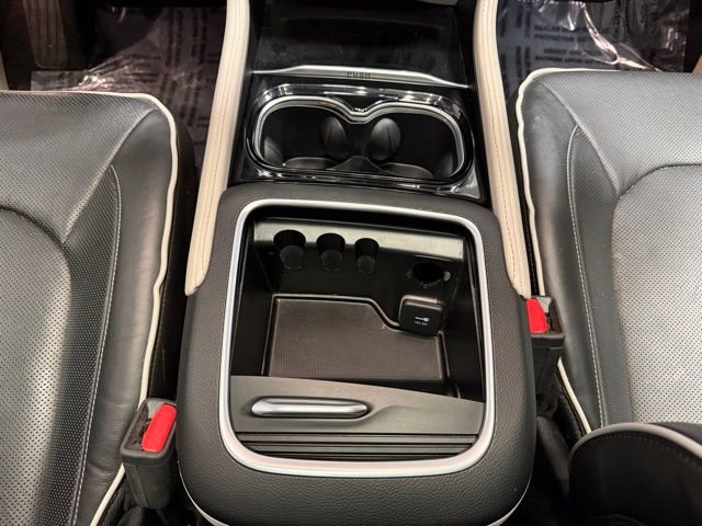 Used 2024 Chrysler Pacifica Limited image 34