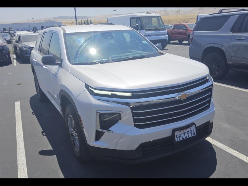 Used 2025 Chevrolet Traverse LT w/ Driver Confidence Package FWD image 2