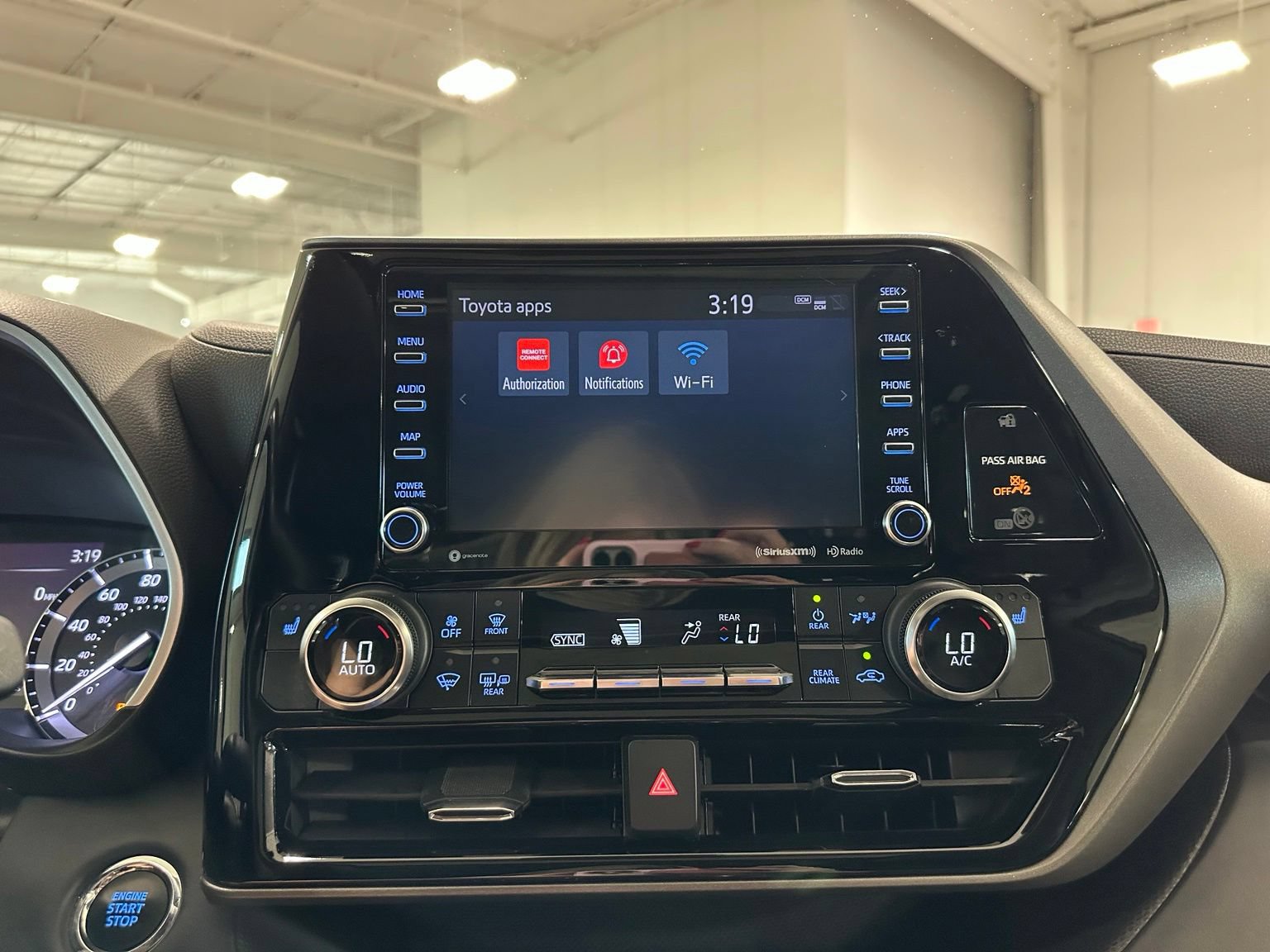 Used 2022 Toyota Highlander XLE FWD image 29