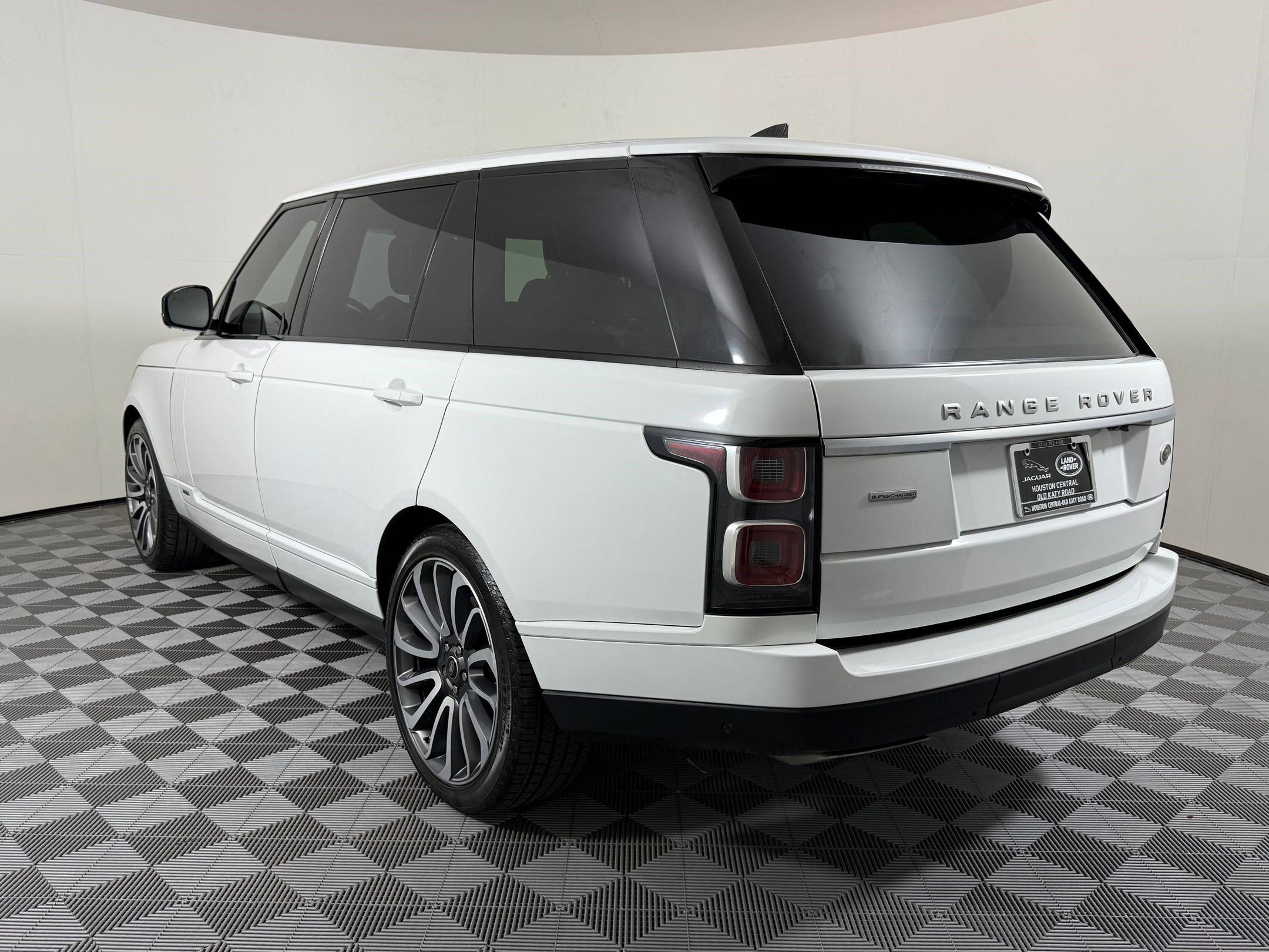 Used 2018 Land Rover Range Rover Long Wheelbase Supercharged image 3
