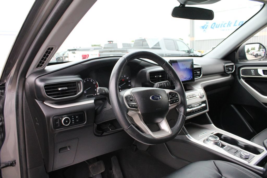 Used 2023 Ford Explorer XLT w/ Equipment Group 202A AWD/4WD image 2