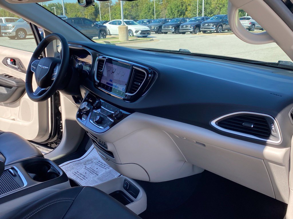 Used 2024 Chrysler Pacifica Touring-L FWD image 30