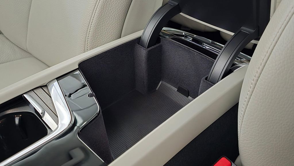 Certified 2025 Volvo XC90 T8 Plus image 34