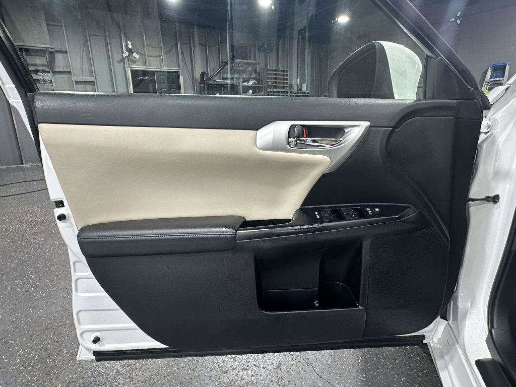 Used 2013 Lexus CT 200h w/ Premium Pkg w/Navigation FWD image 12