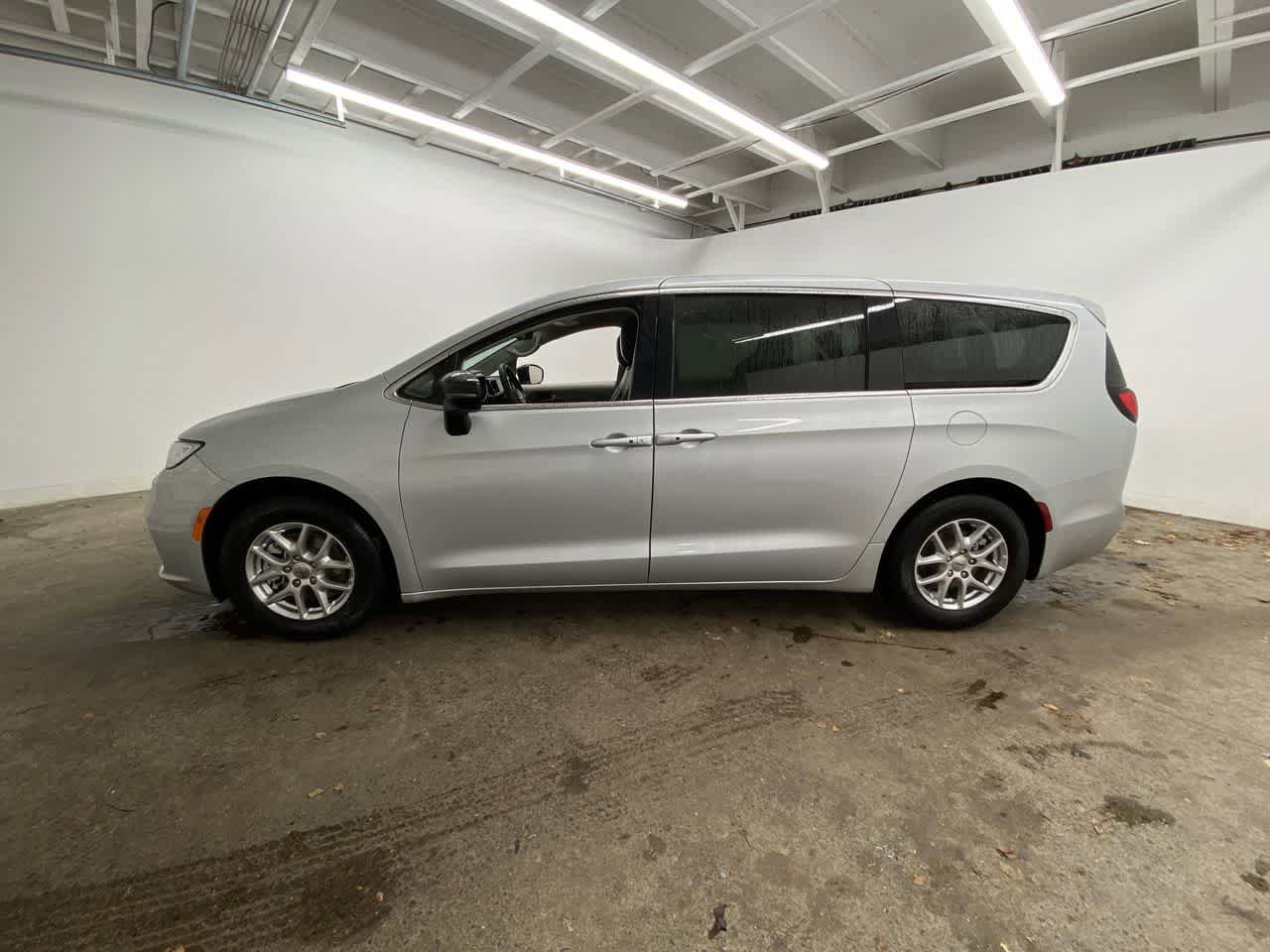 Used 2024 Chrysler Pacifica Touring-L FWD image 3