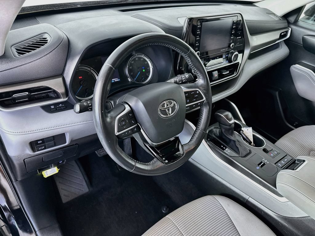 Used 2020 Toyota Highlander LE AWD/4WD image 29