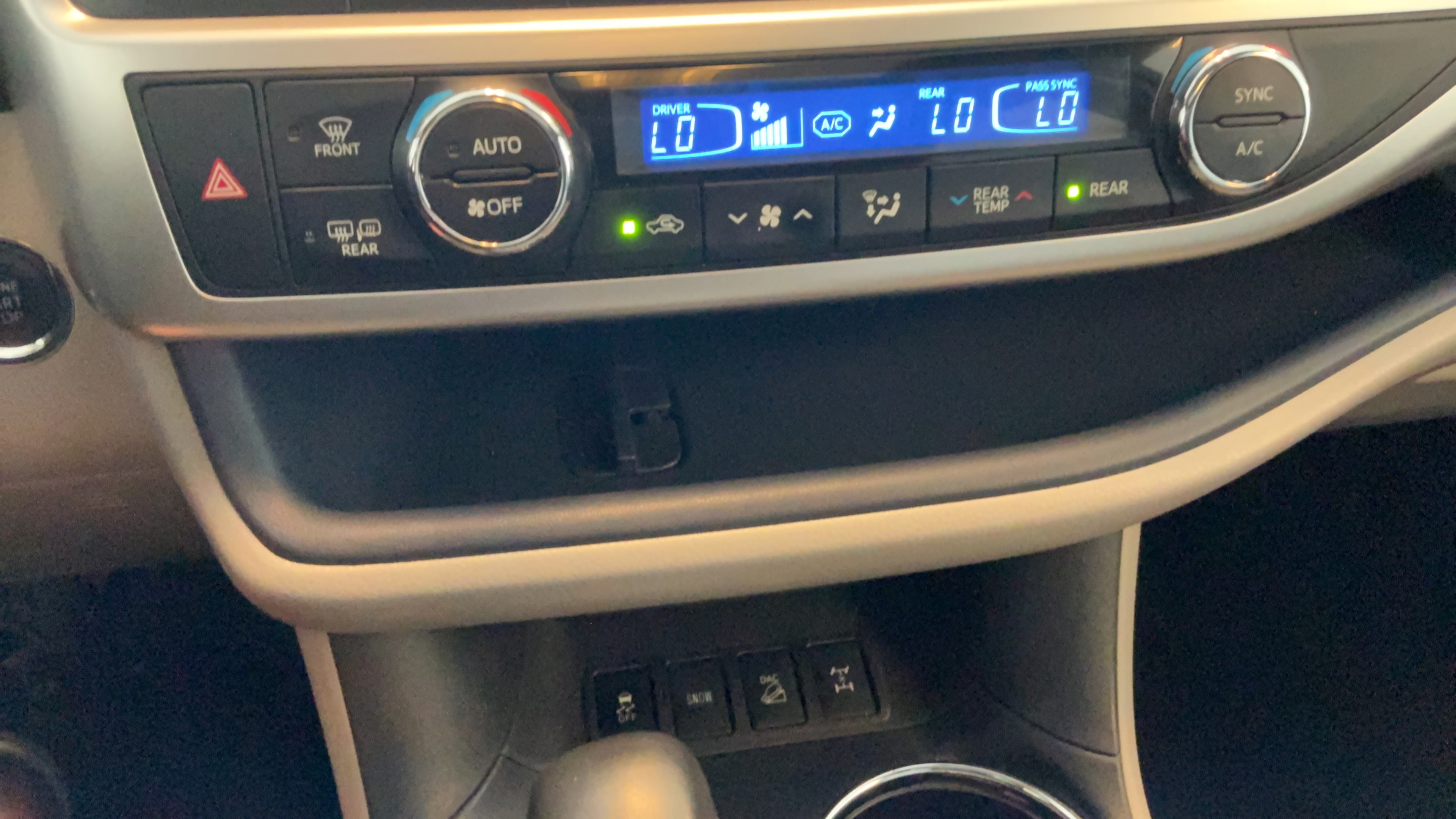Used 2015 Toyota Highlander XLE AWD/4WD image 14