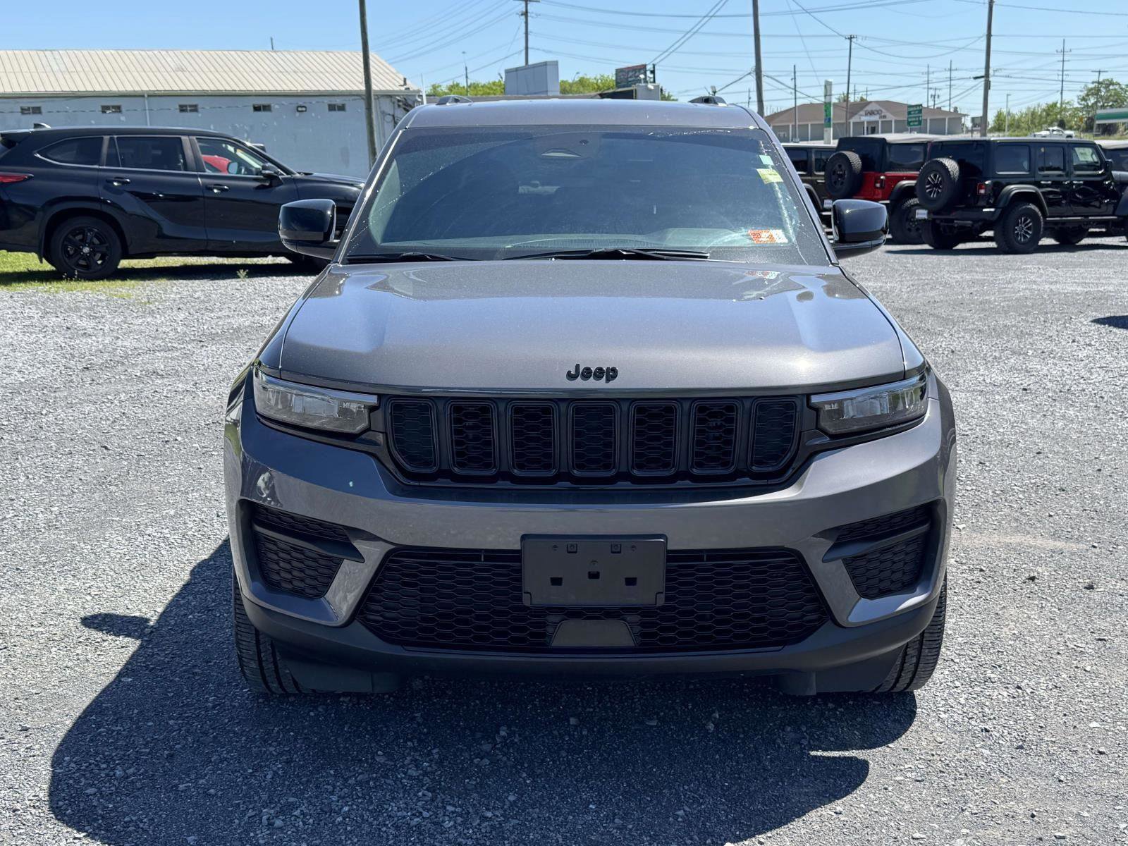 Used 2025 Jeep Grand Cherokee Altitude AWD/4WD image 24