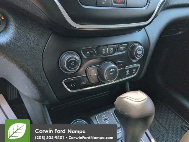 Used 2020 Jeep Cherokee Latitude Plus w/ Cold Weather Group AWD/4WD image 17
