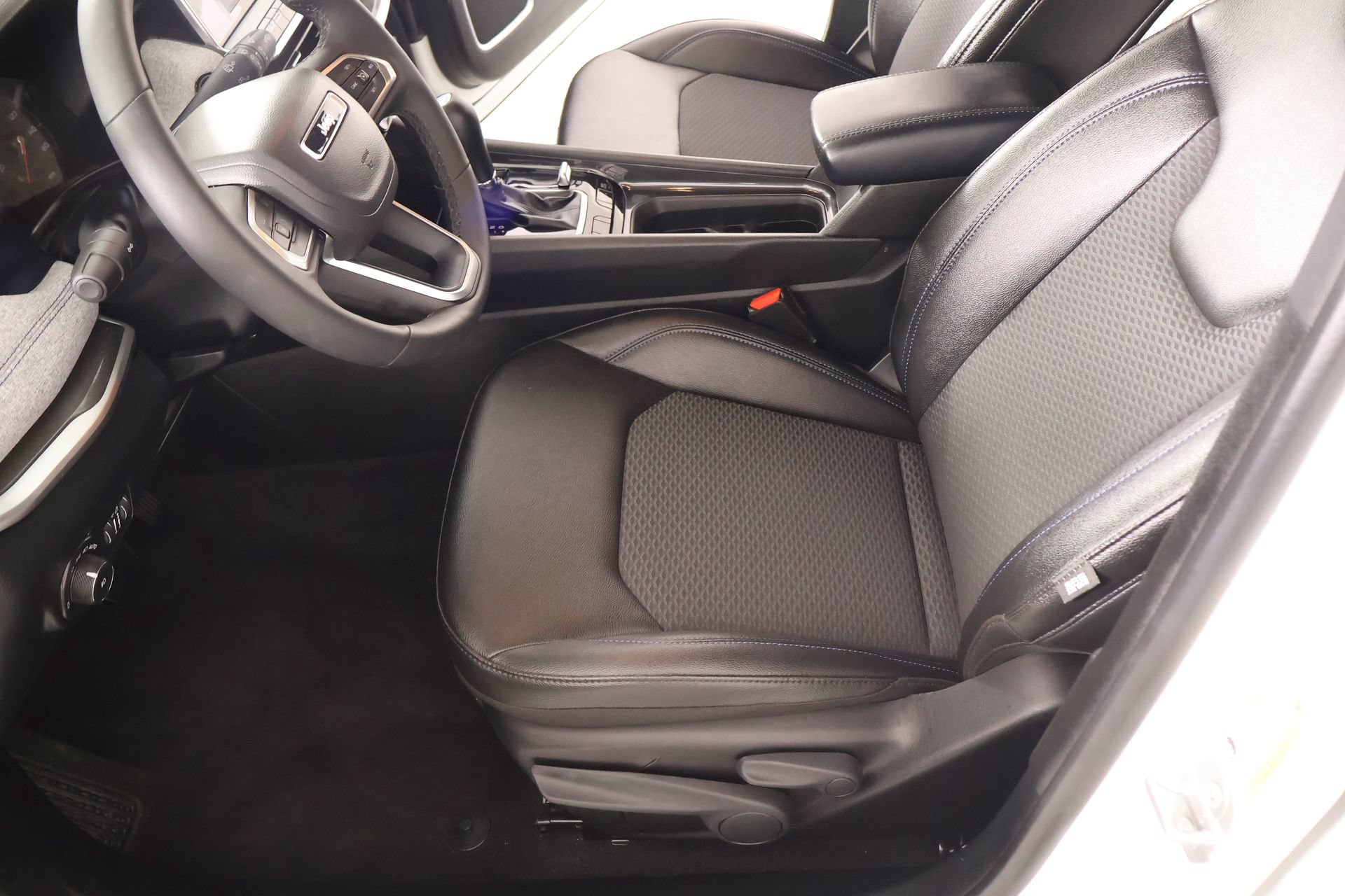 Used 2025 Jeep Compass Latitude AWD/4WD image 11