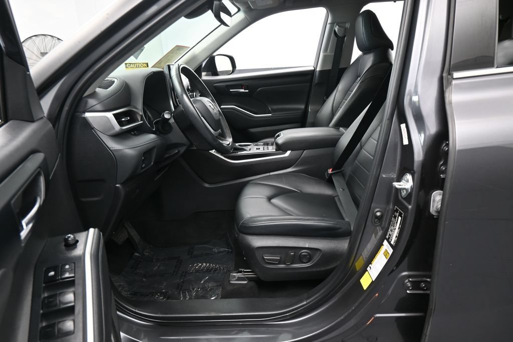 Used 2022 Toyota Highlander XLE AWD/4WD image 11
