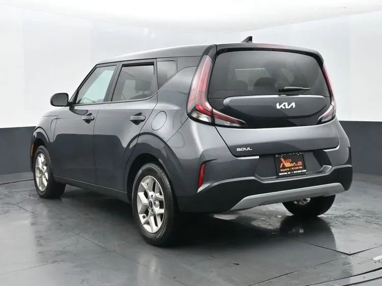 Used 2023 Kia Soul LX w/ LX Technology Package image 9