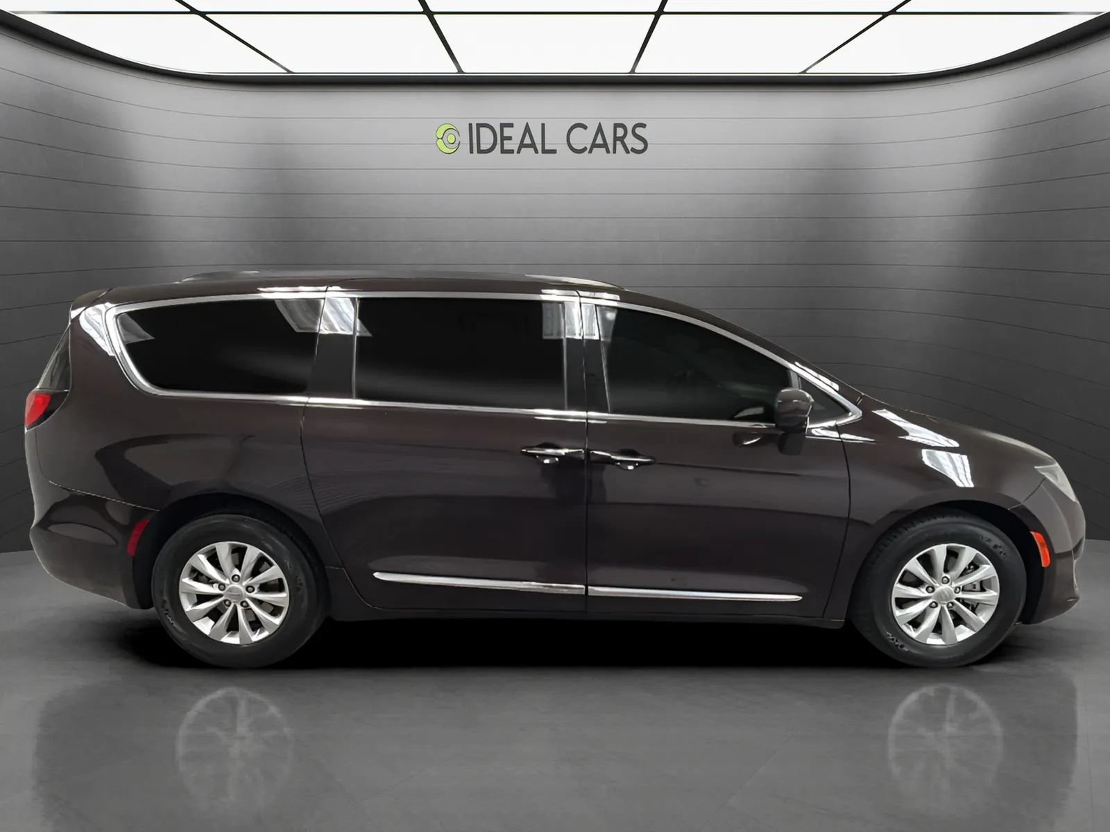 Used 2017 Chrysler Pacifica Touring-L FWD image 4