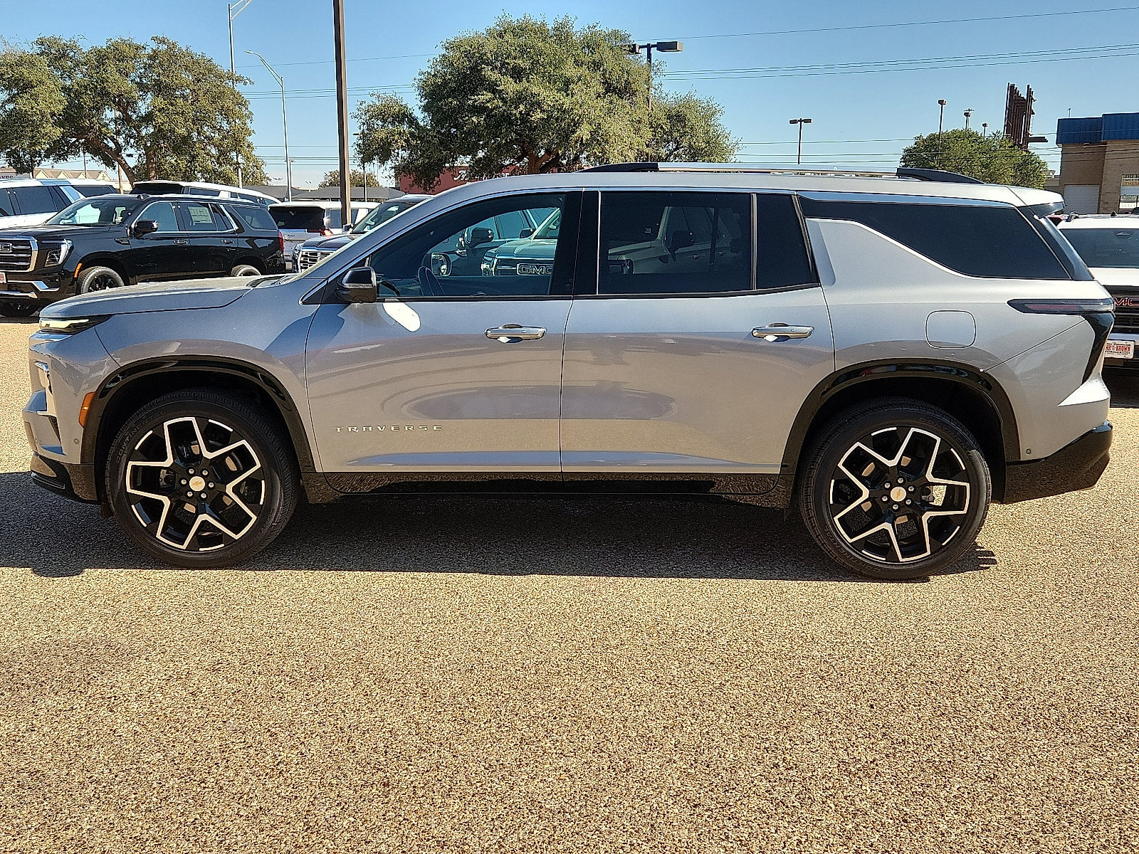 Used 2026 Chevrolet Traverse High Country w/ LPO, Floor Liner Package FWD image 2