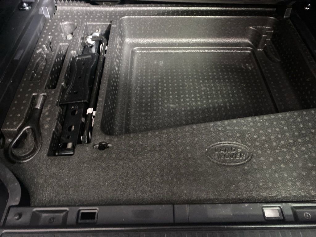 Used 2021 Land Rover Defender 110 SE image 27