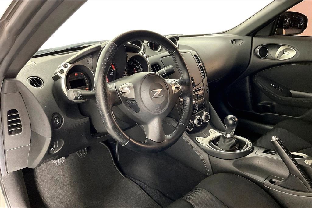 Used 2014 Nissan 370Z Coupe RWD image 17