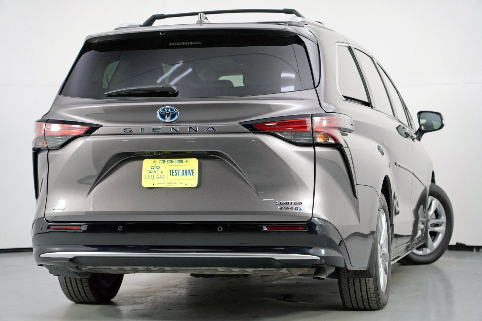 Used 2024 Toyota Sienna Limited image 5